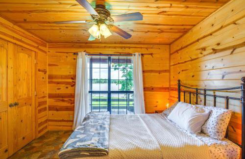 Cabin on Lake Raymond Gary with Dock, Grill and Views! - Foto 9