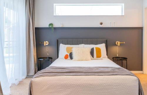 Stylish Villa Retreat with Pool - Photo 25