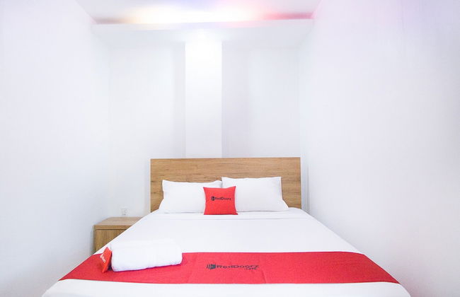 RedDoorz @ RS Adam Malik Medan - Photo 5