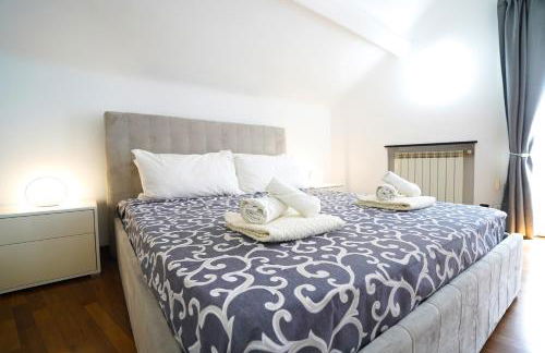 Airport & Sea, Large Music-Themed Apartment - Foto 1