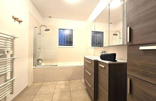 Le Parc Jean Édouard - Spa avec jacuzzi privé - Superbe villa 4 chambres - 9 couchages - 6 lits - Poêle - Parking - Climatisation réversible- Terrasse ombragée et grand jardin - Foto 45