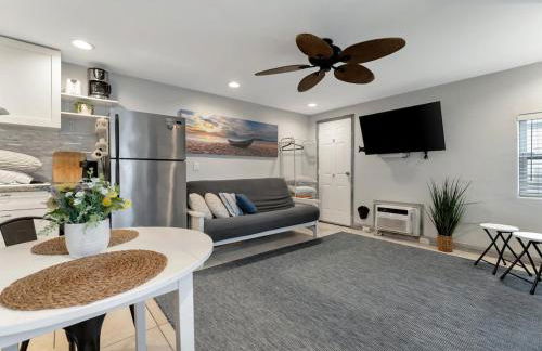 Quiet Corner Suite Heated Pool & 2 mins 2 beach - Foto 12