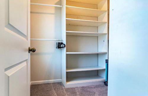 Special Deal! Raleigh Luxe Family Retreat, 15 Min to Downtown, Kids Gear, Fast WiFi for WFH, EV & Pet Friendly - Foto 29