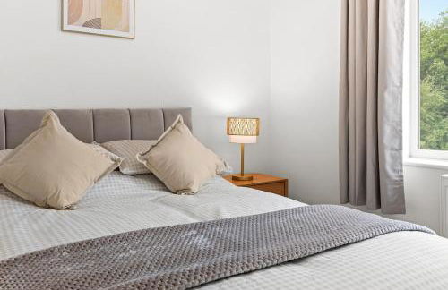 4 Bed Home sleeps 7 close to Cheshire Oaks Princes Rd - Photo 47