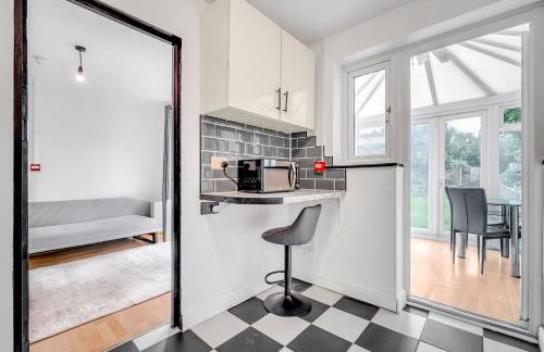 Spacious 4-Bed Haven in Orpington Retreat - Photo 24