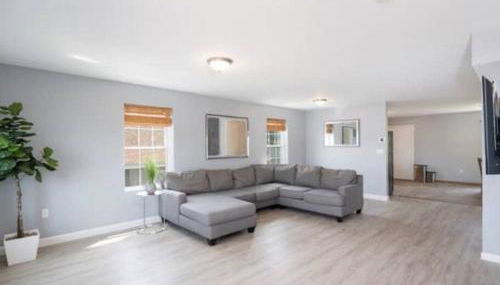 Gorgeous Waterfront 3 Bedroom, 1.5 Bathroom Unit. - Foto 2