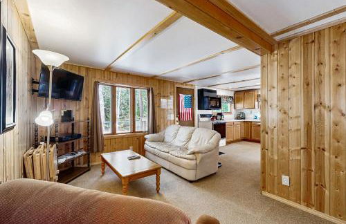 Quaint Lake Escape - Photo 3