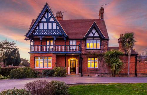 Unique 4 Bed Home in The Windsor Tapestries by Casa by Grace - Sleeps 7-9, Private Hot Tub Hire, Free Parking, Dog Friendly, Legoland, Windsor Castle - Foto 5