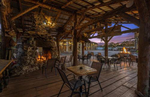 Stonegate Lodge King Bed, WIFI, 50in Roku TV, Salt Water Pool Room #103 - Foto 28