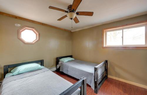 Love Shack Retreat Cabin with Deck and Yard! - Foto 19