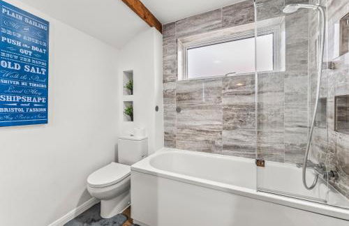 Elegant Retreat in Cheltenham - Garden & Parking Included - Foto 47