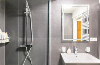 Günstiges grünes Ferienzimmer mit separater moderner Dusche - Foto 33