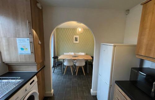 Central location -3 Beds, 2 baths , off-street parking, fast Wifi, sleeps 7 - Foto 19
