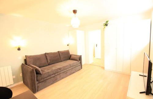 Disponible - Appartement Entier Rénové - Canapé Lit Emma - RERB, 5mn Paris - 2 pers - Parking Rue Gratuit - Tout équipé - 1er étage - 3 - Foto 13