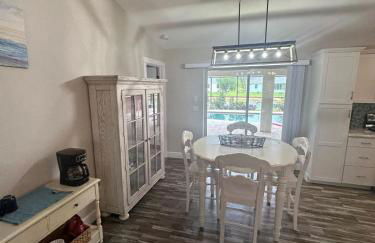 Heated pool with canal views - Foto 14