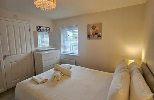 Modern Comfy 3 Bed Home - Free 2 space driveway - Free road parking - Free Netflix - Foto 21