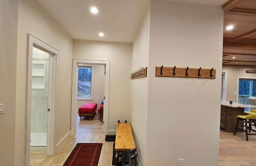 Powder Run - Modern 3BR Basecamp with Hot Tub, AC, EV Charger & Flat Parking - Foto 23