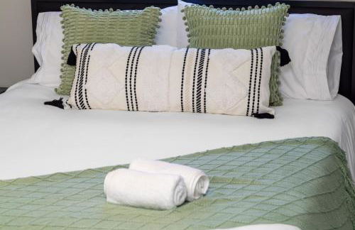 Pasadena Charming Vacation Home with Hot Jacuzzi - Photo 56