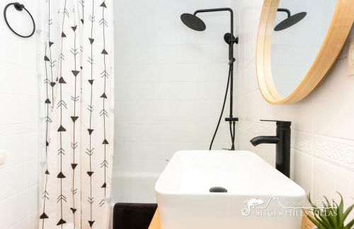 Villa Serranita - Stylish Holiday Home with Views and Air Conditioning 15 mins to Sitges - Photo 15