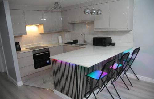 Comfy 2-bedroom Flat with Private Parking - Foto 31