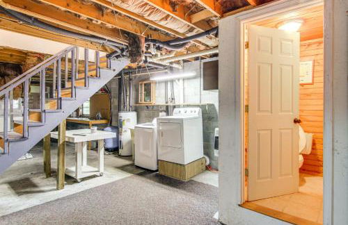 1 Mi to Pisgah Natl Forest Wooded Haven with Deck - Foto 18