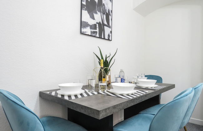 Tudors eSuites 4 Bedroom House with Garden & 9 Beds - Foto 16