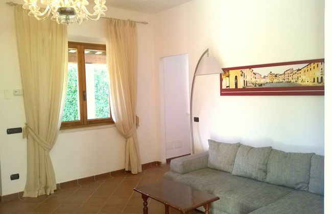 Villa In Lucca Placed in a Residential Area, all Services Nearby - Foto 10