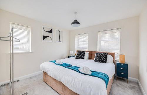 Detached House in Brooklands - Prime Location - Driveway Parking, Self-Check-In, Fast WiFi and Smart TV by Yoko Property - Foto 7