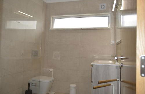 Moradia V2 nova e próximo da praia - Foto 12