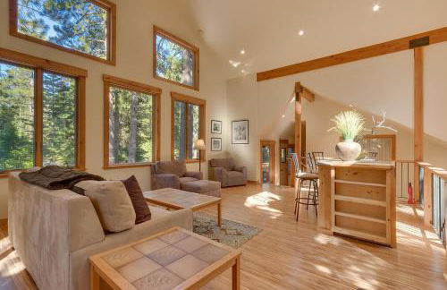 West Pine Cabin on the West Shore by Tahoe Getaways - 2 BR w 2 Bonus Rooms, Hot Tub, Pool Table & Pet Friendly - Foto 1