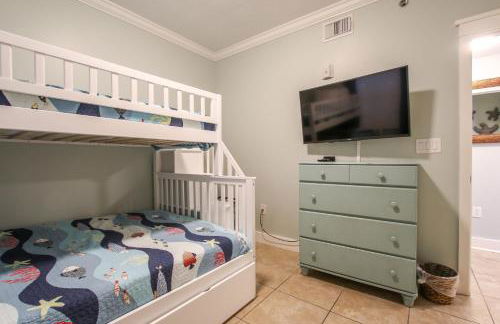 Gorgeous Overlooks The Courtyard in Classic Coastal Style Waterscape C400 - Foto 18