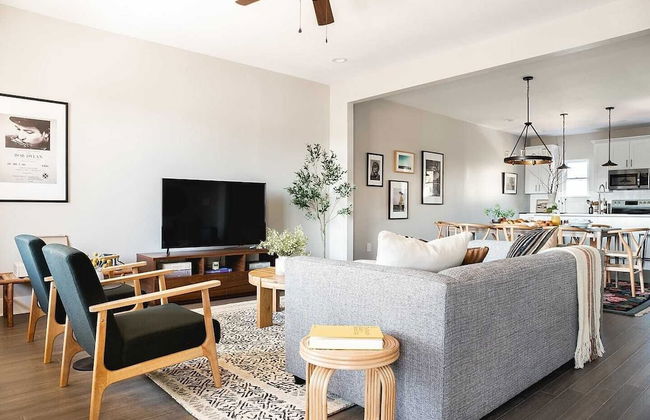 Chesney & Rhett by Avantstay Sleeps 20! Spacious Home w/ Southern Flare - Foto 1