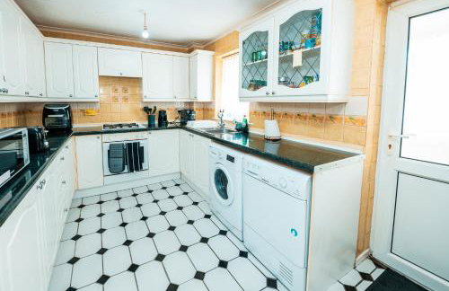 Family & Group Stay in Manchester - Free Parking - Foto 46