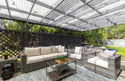 Family-Friendly 4BR Home with AC and Yard Near Airport - Foto 17