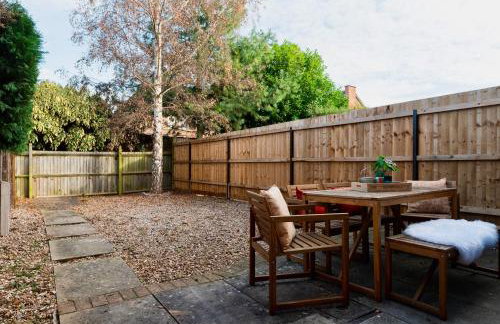 Spacious 5 Bedroom House Sleeps 9 with Parking - Foto 15