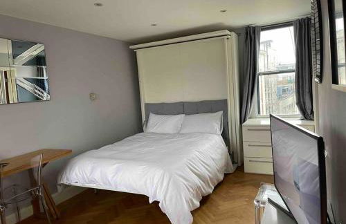 Amazing apartment central London near tube station - Photo 2