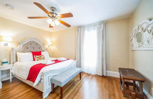 Main House - 3 Story 5 Bed 3 Bath Private Deck Courtyard Pet Friendly fee applies - Photo 20