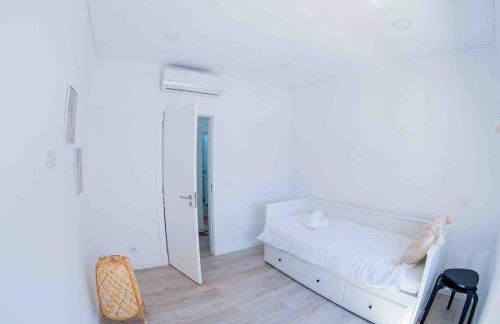 Bright and modern flat with air-con and free parking - Foto 17