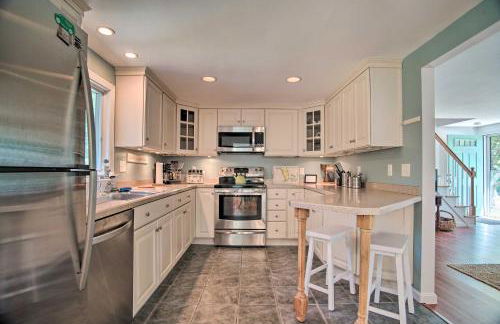 Near Beaches and Dtwn Falmouth Family Home with Deck - Foto 6