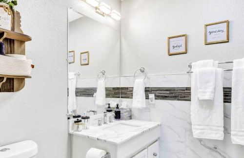 Jacuzzi & Pool House w/Game Room + Fire table - Foto 9