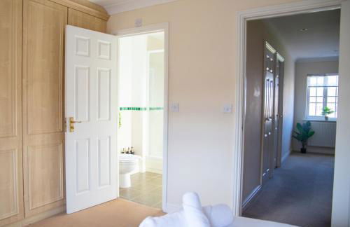 4x Bed Elegant Home with Parking - Photo 21