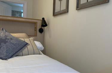 Ridley's Place modern one-bedroom seaside apartment - Photo 10