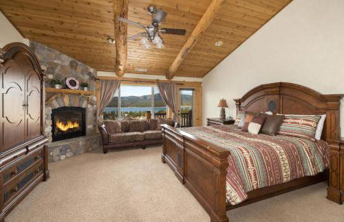 Big Bear Village View Haus is a large pet and kid friendly chalet with hot tub located a short walk to village - Foto 29