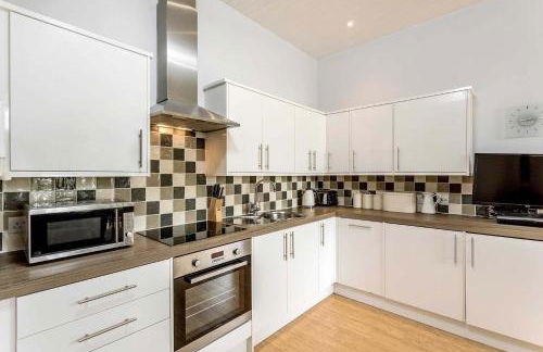 Secluded, New Forest Riverside Lodge - Photo 14