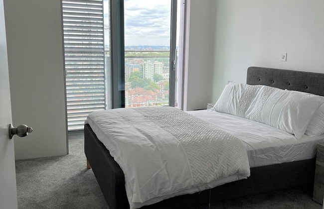 Delightfully Spacious Bright 2bedroom - Photo 4