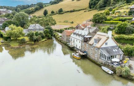 Duck Cottage - Waters Edge, Exclusive Village Location - Photo 1