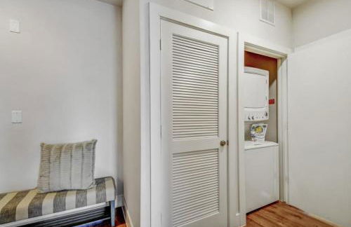 2BR Airy Getaway Near Downtown Pool Gym - Foto 23