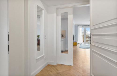 CLS Zentrale City-Wohnung in Hamburg mit E-Laden und Tiefgarage, Klimaanlage, gratis WLAN, Smart TV, großer Balkon, Nespresso Maschine inklusive Kapseln, Blick über Hamburg, Parkplatz, Cafe im Haus, Bushaltestelle direkt gegenüber, Flex Check In - Foto 5