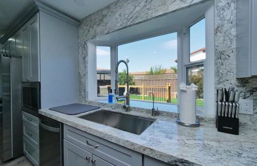 Renovated 5 Bd 3 Ba AC Private Deck Lawn - Foto 33