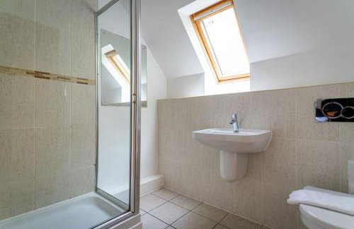 Denstone, woodland lodge with hot tub for 8 - Foto 10